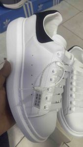 รองเท้า Alexander McQueen มีกล่องกับอุปกรณ์เหมือนในภาพสินค้า มีพร้อมจัดส่งทุกไซด์