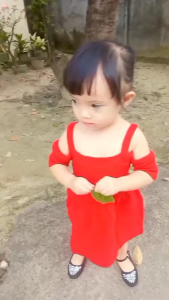 Dress rajut anak perempuan Elsa usia 1 tahun hingga 5 tahun dengan aksen bahu terbuka dan detail rumbai.