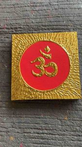 ภาพวาดติดผนัง ภาพวาดมือ Om โอม ภาพวาดมงคล จัตุรัส 20x20x2cm ภาพติดผนังสวยๆ ภาพมงคลฮวงจุ้ย ภาพติดผนัง ภาพมงคลโชคลาภ ศิลปะบนผนัง ศิลปะบนผ้าใบ Om symbol