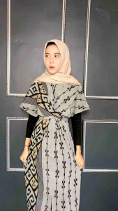 Desain Tenun Khas Indonesia untuk Set Pakaian Dress Pasangan
