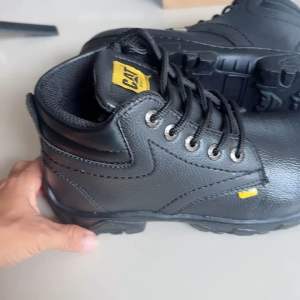Sepatu safety semi bot cat berkepala besi