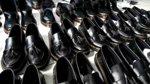 sepatu loafres pria wanita slipon hitam gelosy/ sepatu loafres dokmart