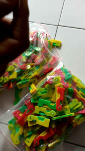 Alat Bantu Masukan Benang ke Jarum