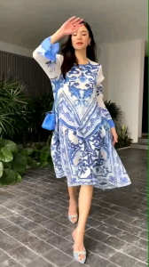 เดรสอัดพลีท คอกลมทรงคลุมเข่า  ความยาวกำลังดี ทรงแขนยาวพองตุ๊กตา  จั๊มช่วงปลายแขน เกร๋ๆๆ 💫💫  แพทเทิร์นงามๆ คล้ายชุดเจ้าหญิง  พิมพ์ลายสไตล์กรีก สุดคลาสสิค 😘  เนื้อผ้านุ่มเด้ง