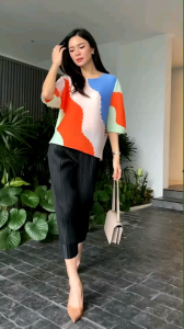 เสื้อคอกลม แขนพองตุ๊กตา 4 ส่วน แพตเทิร์นสวยงาม รุ่นนี้ตัดต่อ สลับสี ทั้งช่วงลำตัวและ แขน ⚪️⚪️ บวกกับประดับมุก แน่นๆ ให้เสื้อสวยมาก แบบมว้ากกกกก ไฮโซววววว 👑 สุดๆๆ เนื้อผ้าพลีท เนื้อนุ่มเด้ง งานจริง สวยมว้ากกกกก‼️ เรียบหรู ใส่ไปออกงาน เริสๆ ถูกใจแน่นอนค