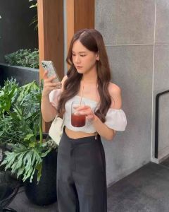 เสื้อครอป เปิดไหล่ ผ้าทวีต สีขาว Alina Top - Snow White