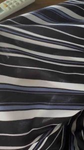 🌀 VẢI LỤA POLY SỌC “BÃI BIỂN SÁNG SỚM” – NAVY TRẮNG