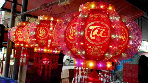 Đèn lồng điện xoay 360 độ mẫu mới năm 2024