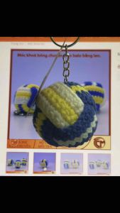 Móc khóa bóng chuyền đan len handmade.