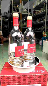 Vỏ Chai Hennessy Của Pháp 700 Ml Thủy Tinh Cao Cấp Trang Trí Nhà Cửa. Chai Rỗng Không Có Chất Lỏng Bên Trong.