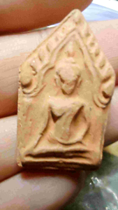 พระขุนแผนพิมพ์เนื้อดิน​ เผา​ ​เป็น​ทรงเทวดาพิมพ์แขนอ่อน​สวยงามมาก​ ​แต่ไม่ทราบที่​ ​พุทธคุณของขุนแผน​ อย่างที่ทราบกันดี​ ​ว่าด้วยเรื่องเมตตามหานิยม​ มักมีคนรัก​ มีเสน่ห์มีคนเมตตา​ ​ถ้าใครใด้ ครอบครองไว้หญิงเห็นหญิงรัก​ ชายเห็นชายทักชื่นชมเชย  สาธุุๆ​ ​