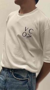 T-Shirt VOC Chest Logo, Oversized Style - มีโครงสร้างในจุดฉีด (Oversized)