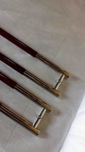 Handle pintu baut tembus bulat berbahan stenlistell dengan variasi warna maroon berukuran 45cm 60cm 80cm 100cm 120cm