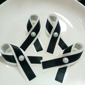 เข็มกลัดไว้อาลัยย่าแผ่นดิย