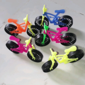 Lắp ráp 1 chiếc xe đạp mini bằng nhựa nhiều màu sắc( giao màu ngẫu nhiên)