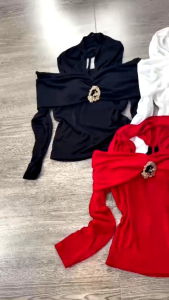 Áo thun nhũ tay dài trễ vai gắn phụ kiện