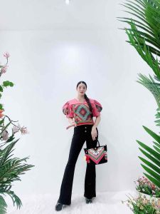 เสื้อคอวีผ้าใยกัญชง แขนพองทรงเจ้าหญิง  งานไทดำ ซิปข้าง อัดซับกาว ทรงสวย