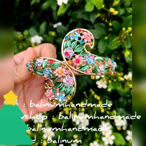 balinum กำไลทองลายดอกไม้ งานลงยาประดับเพชร สวมใส่ง่ายเพราะเป็นแบบง้าง สไตล์วินเทจโบฮีเมียน ดูหรูหราและสวยงามมากค่ะ