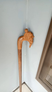 tongkat jalan kayu kelor emas ukir brahmana h475