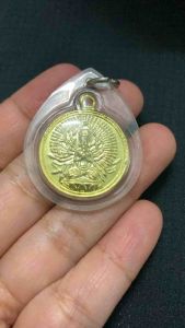 เหรียญเจ้าแม่กวนอิมพันกร พร้อมเลี่ยมเก่า สวยเดิม