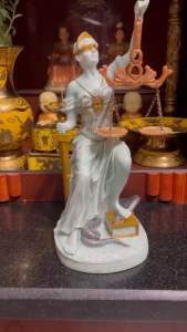 Tượng nữ thầƞ Công lý  . dáng ngồi. cao cấp. cao 27 cm. ( nhập)