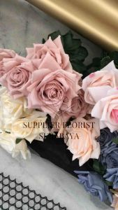 Dekorasi Meja Wedding & Bunga Mawar Palsu: Tips dan Trik