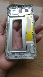 thân điện thoại samsung A720 viền trầy không cấn móp