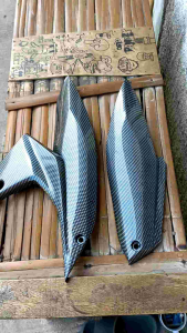 Baterai Motor Revo FI Karbon: Daya Tahan & Aksesoris\\n\\n Mengenal Baterai Motor Revo FI Karbon\\n\\nBaterai motor Revo FI Karbon adalah baterai yang dirancang khusus untuk motor Yamaha Revo FI. Dengan kualitas baterai yang tinggi, baterai ini dapat memberikan daya tahan yang lama dan kinerja yang optimal.\\n\\n Spesifikasi & Kualitas Baterai\\n\\nBaterai motor Revo FI Karbon memiliki spesifikasi yang unggul, seperti:\\n\\n- Kapasitas daya yang besar\\n- Daya tahan yang lama\\n- Kinerja yang optimal\\n- Desain yang ringan dan ramping\\n\\n Kelebihan Baterai Karbon Revo FI\\n\\nBaterai motor Revo FI Karbon memiliki beberapa kelebihan, antara lain:\\n\\n- Dapat menghasilkan daya yang lebih besar dibandingkan dengan baterai biasa\\n- Memiliki daya tahan yang lebih lama\\n- Lebih ringan dan ramping dibandingkan dengan baterai biasa\\n\\n Cara Menggunakan Baterai Motor Revo FI Karbon dengan Tepat\\n\\nUntuk menggunakan baterai motor Revo FI Karbon dengan tepat, ada beberapa langkah yang perlu Anda ikuti:\\n\\n Instalasi Baterai Revo FI Karbon\\n\\nBerikut adalah langkah-langkah instalasi baterai Revo FI Karbon:\\n\\n1. Matikan mesin motor\\n2. Cabut kabel negatif dari baterai lama\\n3. Cabut kabel positif dari baterai lama\\n4. Angkat baterai lama dan pasang baterai baru\\n5. Pasang kabel positif dan negatif ke baterai baru\\n6. Nyalakan mesin motor\\n\\n Perawatan Baterai Motor Revo FI Karbon\\n\\nPerawatan baterai motor Revo FI Karbon sangat penting untuk menjaga daya tahan baterai. Berikut adalah beberapa tips perawatan baterai:\\n\\n- Selalu cek level air baterai secara berkala\\n- Jangan biarkan baterai terlalu lama dalam keadaan kosong\\n- Jangan biarkan baterai terkena air atau debu\\n\\n Aksesoris Motor Karbon untuk Daya Tahan Baterai\\n\\nAksesoris motor karbon dapat membantu meningkatkan daya tahan baterai motor Revo FI. Berikut adalah beberapa aksesoris motor karbon yang dapat Anda gunakan:\\n\\n Pemilihan Aksesoris Motor Karbon\\n\\nBerikut adalah beberapa aksesoris motor karbon yang dapat Anda pilih:\\n\\n- Knalpot karbon\\n- Ban karbon\\n- Body kit karbon\\n\\n Manfaat Aksesoris Motor Karbon untuk Daya Tahan Baterai\\n\\nAksesoris motor karbon dapat membantu meningkatkan daya tahan baterai motor Revo FI dengan cara:\\n\\n- Meningkatkan aerodinamika motor, sehingga mengurangi konsumsi bahan bakar\\n- Meningkatkan kinerja motor, sehingga mengurangi beban pada baterai\\n\\n Perawatan Motor Revo FI untuk Meningkatkan Daya Tahan Baterai\\n\\nPerawatan motor Revo FI sangat penting untuk menjaga daya tahan baterai. Berikut adalah beberapa tips perawatan motor Revo FI:\\n\\n Tips Perawatan Motor Revo FI\\n\\nBerikut adalah beberapa tips perawatan motor Revo FI:\\n\\n- Selalu cek level oli secara berkala\\n- Jangan biarkan motor terlalu lama dalam keadaan parkir\\n- Jangan biarkan motor terkena air atau debu\\n\\n Perawatan Baterai Revo FI untuk Meningkatkan Daya Tahan\\n\\nBerikut adalah beberapa tips perawatan baterai Revo FI:\\n\\n- Selalu cek level air baterai secara berkala\\n- Jangan biarkan baterai terlalu lama dalam keadaan kosong\\n- Jangan biarkan baterai terkena air atau debu\n}