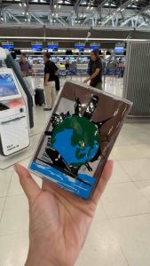 สกรีนลายด้านหลัง ซองใส่พาสปอร์ต ปกหนังสือเดินทาง รุ่นใหม่ ธีมเที่ยวรอบโลก พร้อมเที่ยวทุกที่ สีสด เงาสวย 24 ชั่วโมง