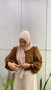 Azza Blouse Crinkle Premium: Desain Modern & Atasan Wanita