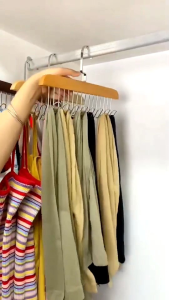 ที่แขวนไม้เนื้อแข็ง 🔥 ไม้แขวนเสื้อ 8 ตะขอ ทนทาน ประหยัดพื้นที่ หมุนได้ 360 องศา