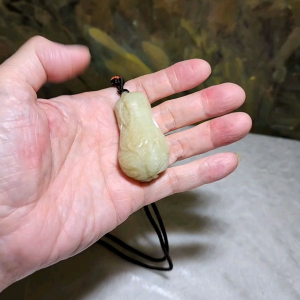 Gegegems Collection 58 grams premium Nephrite light caramel brown green yellow hue Chinese Cabbage (Dai Baicai) Jade handheld large pendant (with certificate) 优质和田玉且末浅糖青黄口大发财(白菜)吊坠/手把(带证书)
