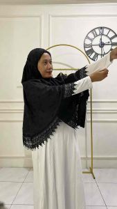 Bergo Haji Umroh Bahan Katun Paris Bordir Premium Hijab Instan Kerudung Lamaya Renda Ziper