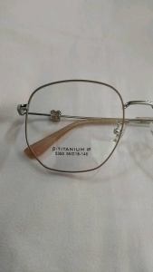 V7 แว่นไทเทเนียม หน้ากว้าง142mm สูง 52mm ขนาด 55-18-146 พร้อมเลนส์โปรเปลี่ยนสี P04 ตัดแว่นโปรเกรสซีฟ