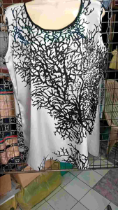 เสื้อแขนกุด ใส่อยู่บ้านใส่นอน เนื้อผ้าลื่นๆ เบานุ่มคล้ายผ้าไหมอิตาลี่ คล้ายผ้าซาติน พิมพ์ลายหน้า-หลัง  อกเสื้อ 42 นิ้ว ยาว 26 นิ้ว