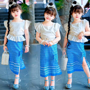 ชุดไทยเด็กหญิงวันแม่ ชุดไทยเด็กหญิงสีฟ้า ชุดไทยประยุกต์เสื้อแขนระบาย+ กระโปรงยาวผ่าข้างแต่งโบว์ (ไม่รวมเครื่องประดับ)