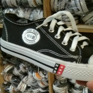 Sepatu Sekolah NB Import Termurah Pria & Wanita Hitam Putih