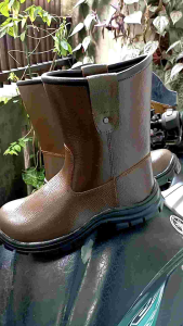 Sepatu Safety Kruser: Tahan Lama & Ujung Besi Murah
