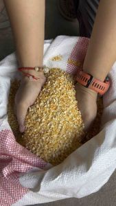 ข้าวโพดบด ข้าวโพดเลี้ยงสัตว์ ( ขนาด 1 กิโลกรัม )