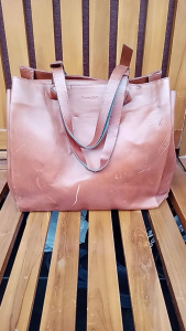 Tas handle kulas preloved brand italy kondisi apaadanya spt divideobutuh di bersihkan tali handle perlu di lem. furing aman furing bersih magnet berfungsi utk detail nya mohon chat.