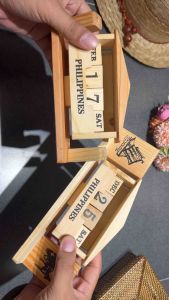 Wooden Desk Calendar with Pen Holder Handicraft made from Acacia Wood and Palochina 24 cm and 17 cm