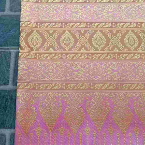 ผ้าสมุงซ์ ลายเจ้านาง สีเนื้อขอบชมพู ผ้าสังเคราะห์ เครื่องสำอางที่ประทับใจ ผ้าตัดผ้าถุง ผ้าซิ่น ขนาด 2 หลา 100*180 cm