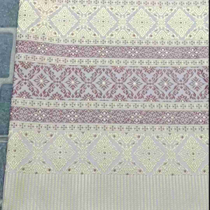 ผ้าไหมเทียม ลายลำพูน 3 สีน้ำตาลพื้นม่วงอ่อน  ผ้าไหมสังเคราะห์ ผ้าไหมทอเครื่อง ผ้าไหว้ ผ้าของชำร่วย ผ้าตัดผ้าถุง ผ้าซิ่น ขนาด 2 หลา ประมาณ 100*180 cm