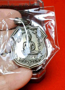 เหsียญฉลุลายยกองค์หลวงพ่อโสธร รุ่นมหามงคลย้อนยุค วัดโสธรฯปี 2555 พิมพ์อาร์ม เนื้อทองขาวรมดำโบsาณ