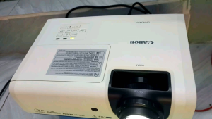 Máy chiếu fullhd canon lv hd420 như mới giá rẻ