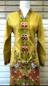 Atasan Kebaya Encim Betawi: Pakaian Jadi untuk Acara Formal