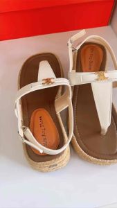 Dép Sandal Xỏ Ngón Nữ Da Mềm Form Chuẩn Hottrend 2025 Sandal Xỏ Ngón Đế Cối Cá Tính Đi Biển