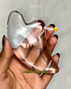 Lume Guasha Massage Tool Berat 32 gram   Terbuat dari Kristal Resin asli yang ringan dipegang dan dapat memancarkan ion positif untuk menangkal stress juga memberikan sensasi dingin dingin di wajah. Bahan resin tahan pecah