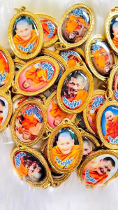 ล็อกเก็ตหลวงปู่ศิลาคละแบบ เป็นรูปหลวงปู่ศิลาหน้าหลัง แถมบทสวดหลวงปู่ศิลา ขนาด3x4 cm พร้อมสายสิญจน์สินค้าคละแบบ