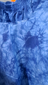 ชุดมัดย้อมแขนกุดและกางเกง